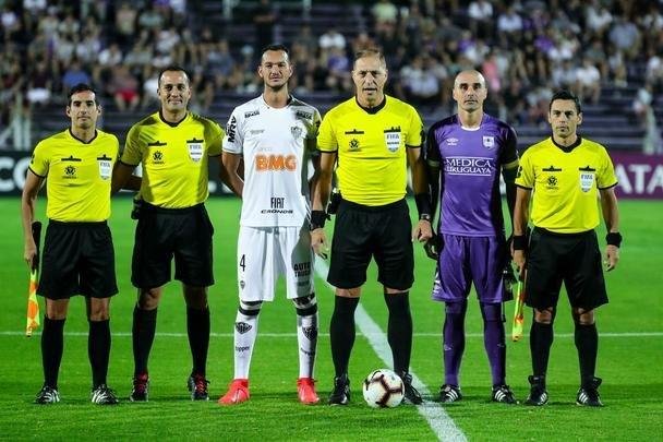 Imagens da partida entre Defensor e Atlético, em Montevidéu, pela Libertadores