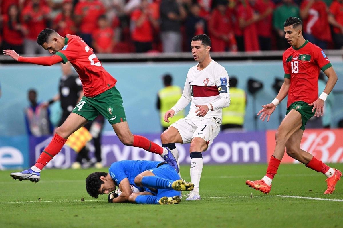 Cristiano Ronaldo chorou muito ao deixar o gramado aps a eliminao de Portugal diante de Marrocos