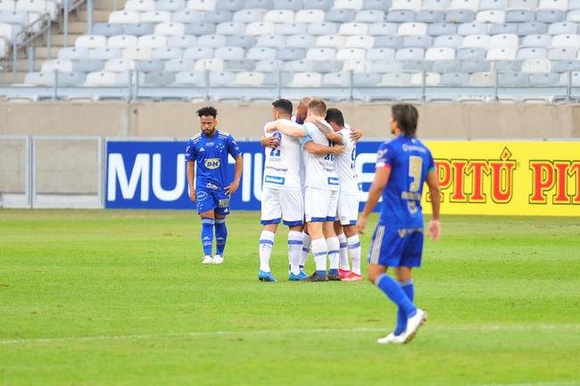 Com gols de Marcos Serrato e Renato (2), o Ava venceu o Cruzeiro por 3 a 0, neste sbado, no Mineiro, pela 12 rodada da Srie B