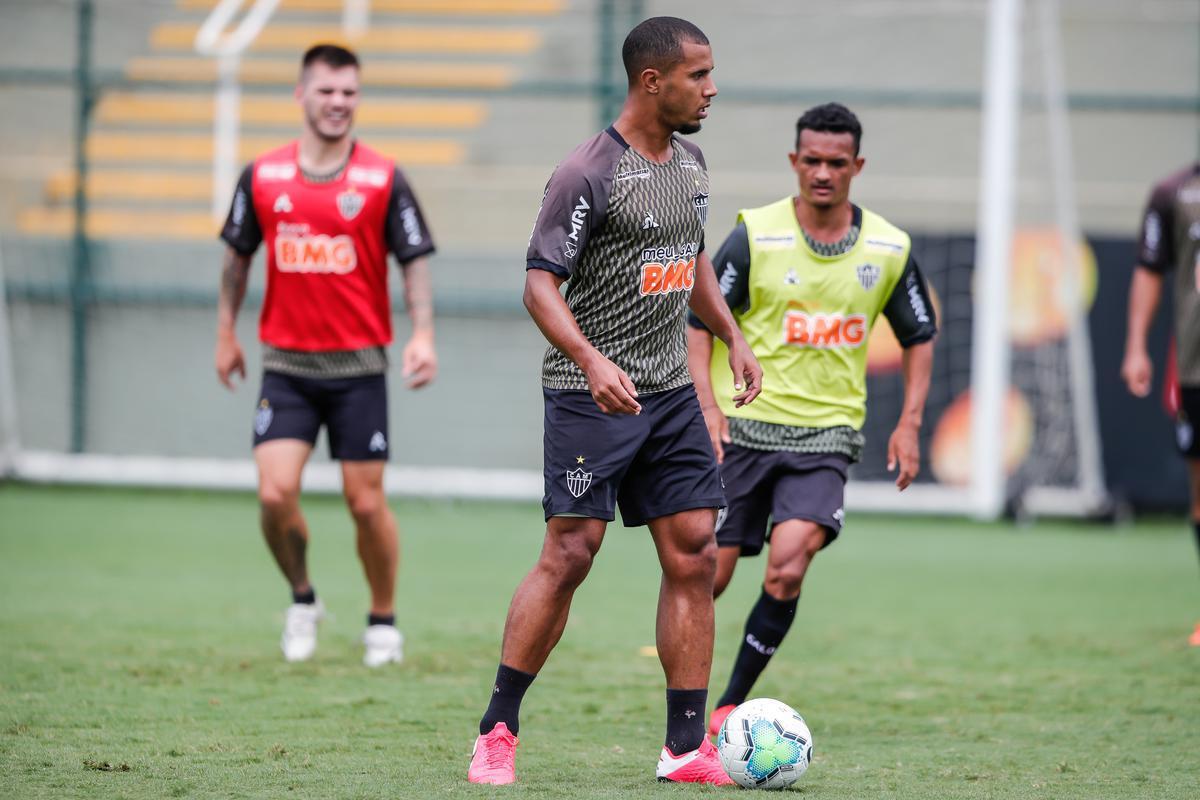 Depois do empate por 2 a 2 com o Cear, no Castelo, pela 22 rodada do Brasileiro, Atltico voltou aos treinos nesta segunda-feira na Cidade do Galo. Atividade teve vrias caras novas, diante do elevado nmero de atletas infectados pela COVID-19