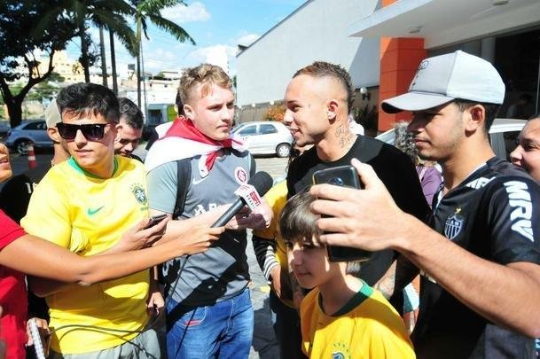 Depois de derrotar a Argentina por 2 a 0 no Mineiro e garantir vaga na final da Copa Amrica, jogadores da Seleo Brasileira ganharam folga em Belo Horizonte e foram tietados por torcedores na porta do hotel Ouro Minas. 