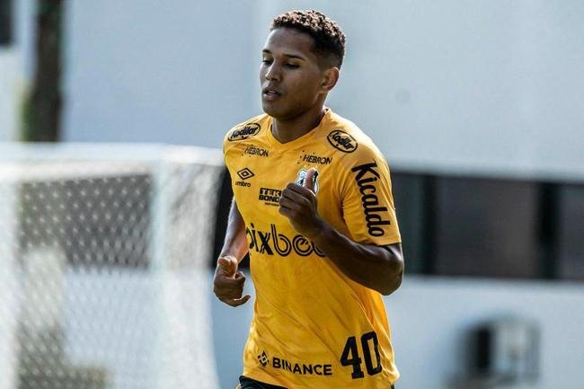 Dvida para o Santos, o lateral-direito Joo Lucas est em fase de transio fsica aps sofrer um edema na coxa direita.