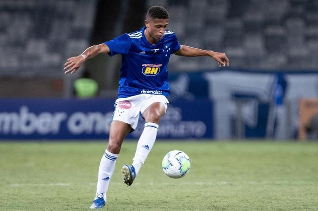 Rafael Santos (lateral-esquerdo) - com poucas chances no Cruzeiro, foi emprestado  Chapecoense e fez parte do elenco que subiu  Srie A. Em 2021, acertou com a Inter de Limeira para a disputa do Campeonato Paulista.