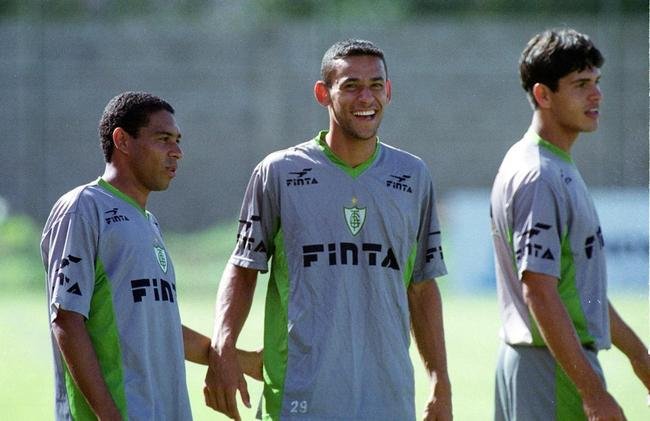 Fred brinca com companheiros em treino do Amrica