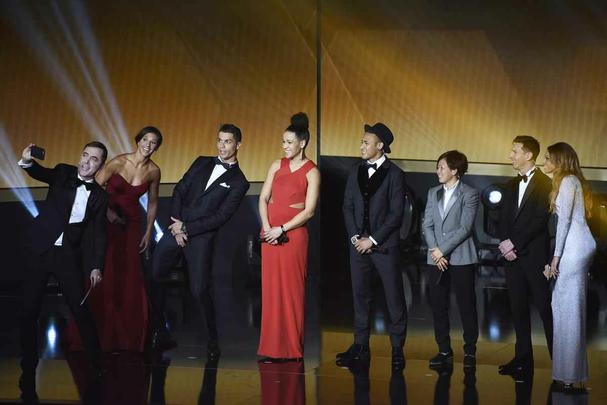 Confira as fotos dos bastidores e da cerimônia da Bola de Ouro