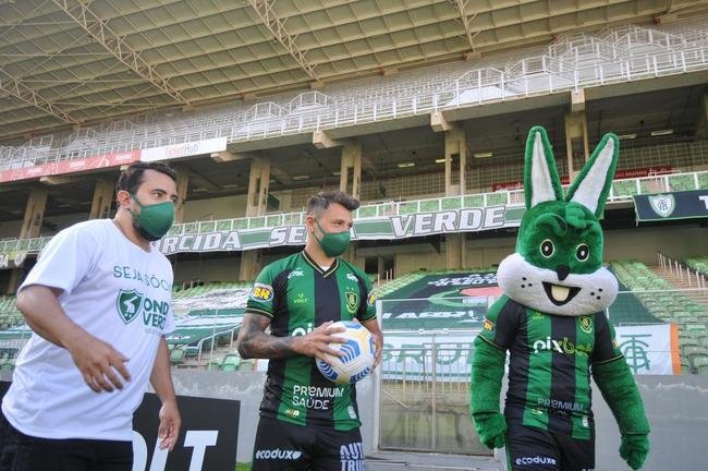 Mauro Zrate, atacante argentino de 34 anos, foi apresentado oficialmente pelo Amrica na tarde desta sexta-feira (3), no Estdio Independncia, em Belo Horizonte. Experiente, o atleta tem passagens por clubes como Fiorentina, Lazio e Inter de Milo, da Itlia, e tambm por Vlez Sarsfield e Boca Juniors, da Argentina.