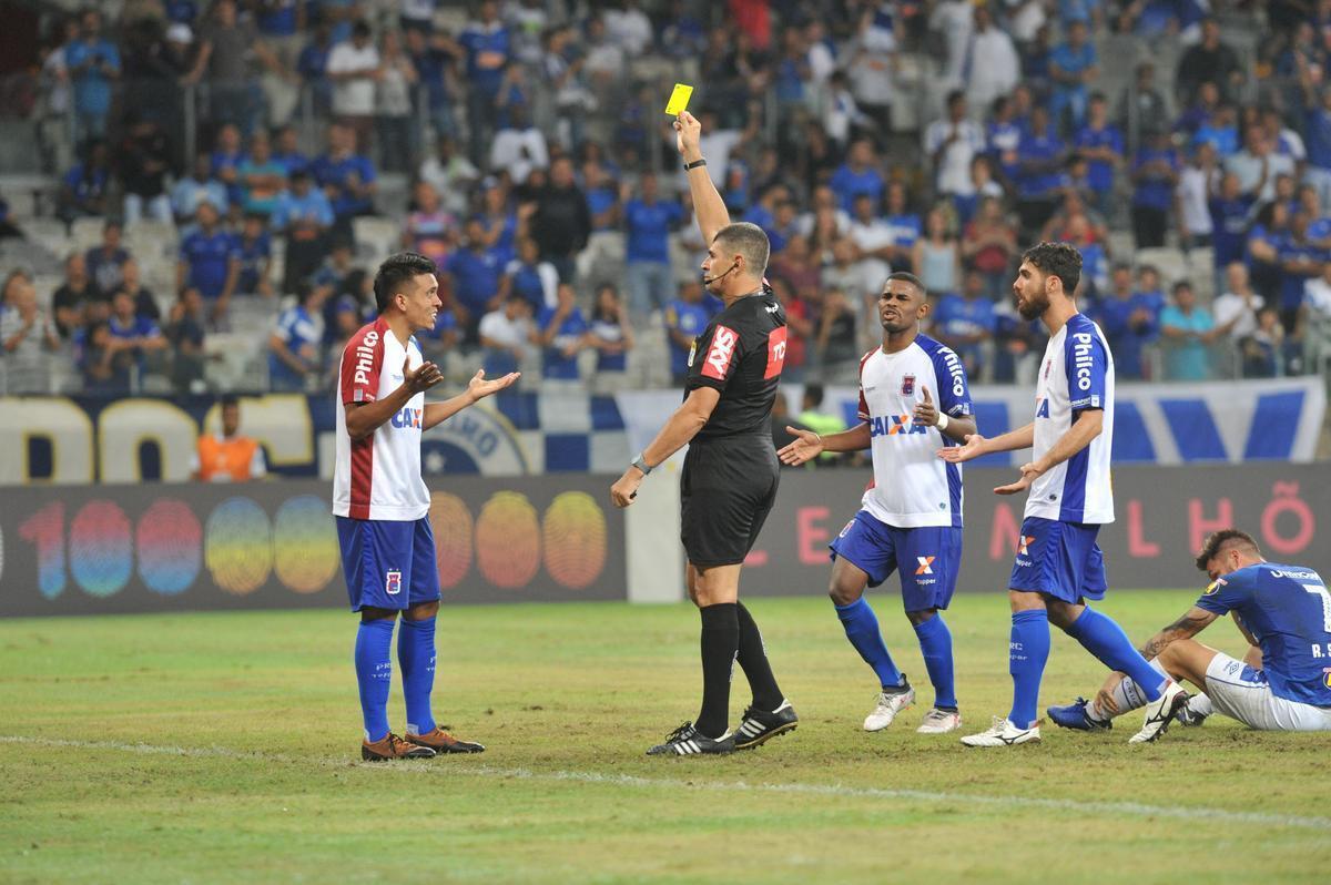 Cruzeiro venceu com facilidade o time paranaense na noite deste sbado