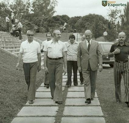 Apresentação do técnico Zezé Moreira, em 1975; no ano seguinte, o clube seria campeão da Copa Libertadores sob o comando dele