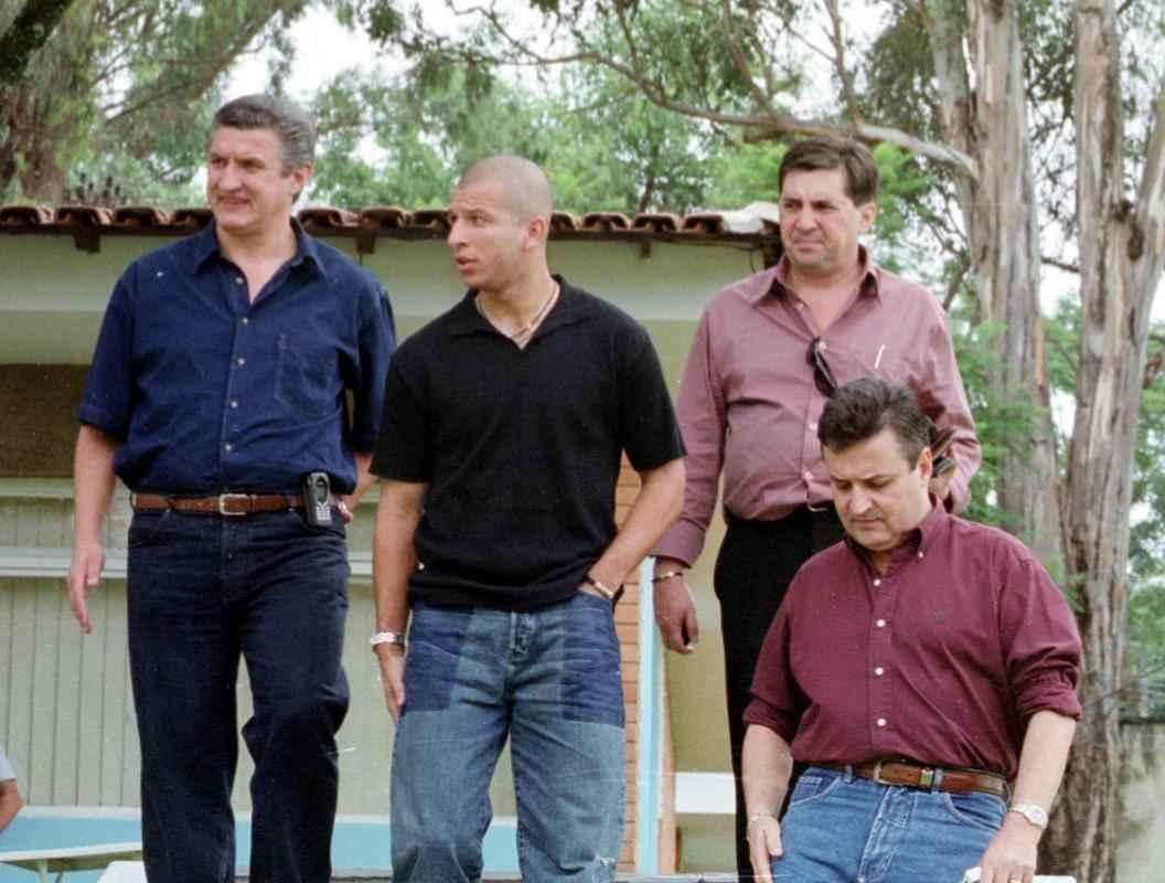 12/01/2002 Apresentao do jogador de futebol do Cruzeiro, Fabio Junior, na Toca da Raposa, em Belo Horizonte. Fabio Junior foi contratado junto  Roma, da Itlia, por emprstimo, de graa, por um ano. Ele chega acompanhado do diretor de Futebol do clube, Eduardo Maluf, e do vice-presidente, Alvimar de Oliveira Costa, 