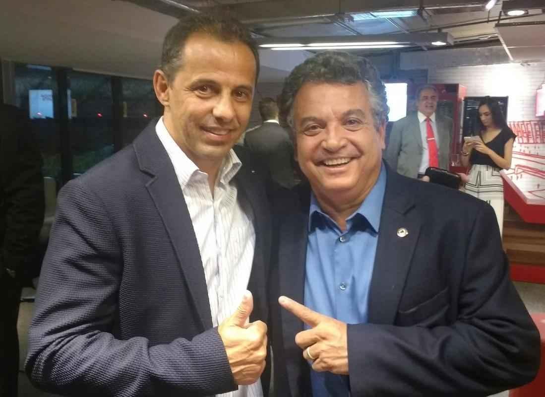 Personalidades na cerimnia do 16 Trofu Tel Santana. Euller, o filho do vento, e Alencar da Silveira, presidente do Amrica