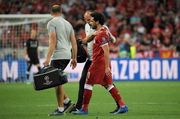 Salah, do Liverpool, sofreu falta de Sergio Ramos, machucou ombro esquerdo e deixou a final no primeiro tempo