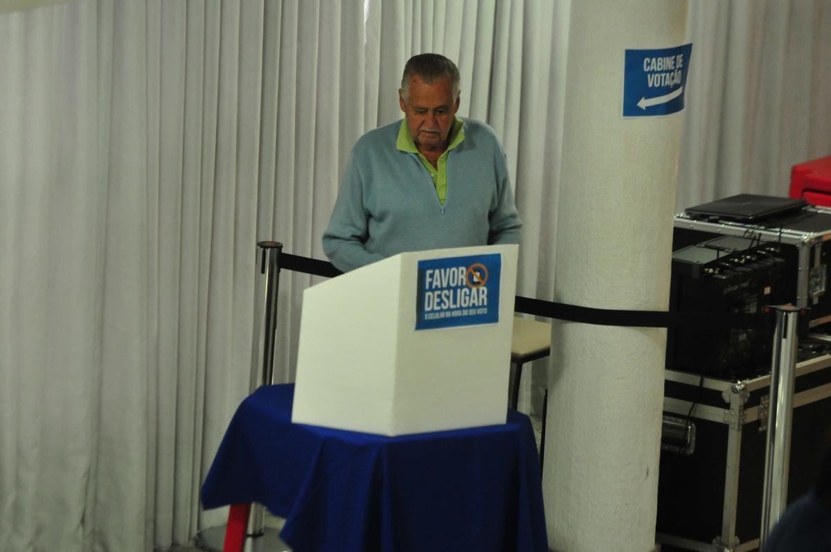 Fotos da eleio presidencial no Cruzeiro. Parque esportivo do Barro Preto, em BH, esteve lotado durante tarde e noite desta segunda-feira