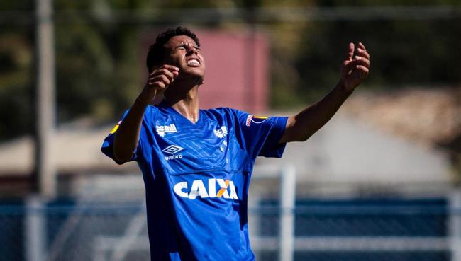 Aos 16 anos e 9 meses, Alejandro entrou nos minutos finais do empate do Cruzeiro com o Bahia (0 a 0), em Salvador, no dia 2 de dezembro de 2018, pela 38 rodada do Campeonato Brasileiro