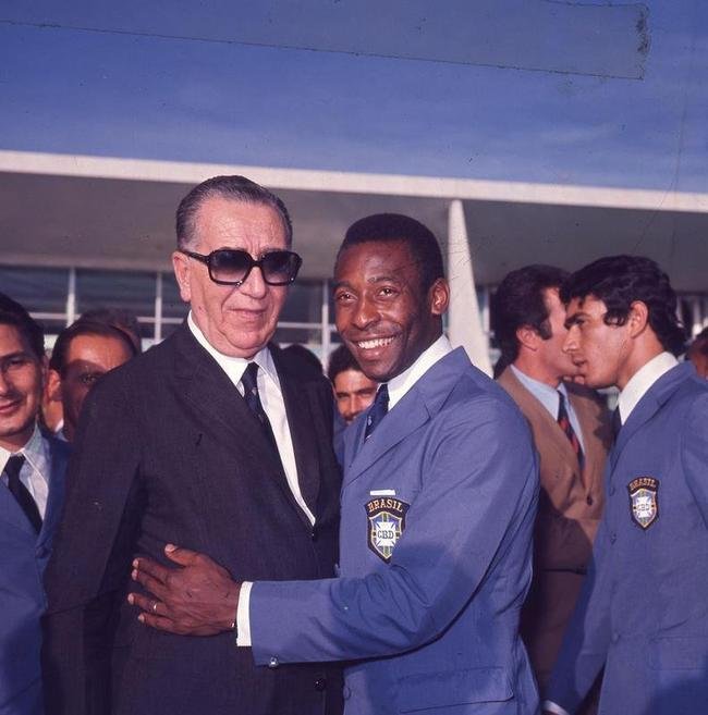 1970 - Pel com o ex-presidente da Repblica Emlio Garrastazu Mdici, em Braslia