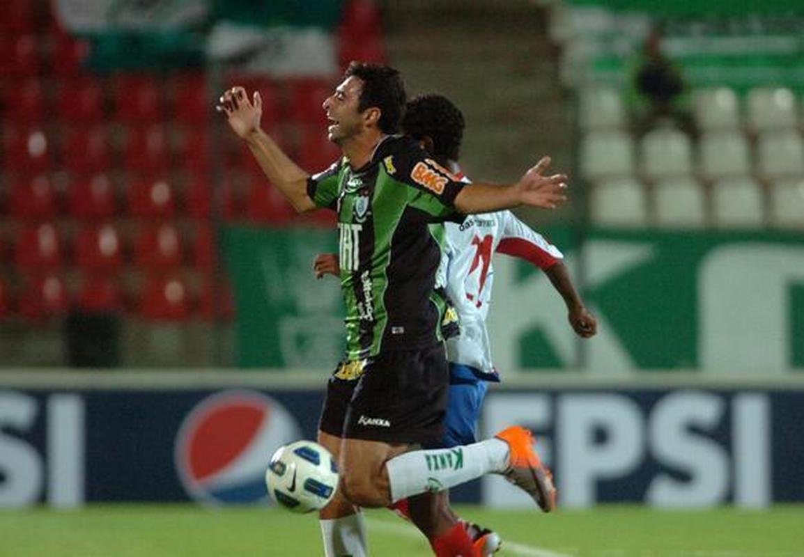 Sheslon comemora o gol do Amrica sobre o Bahia, na Arena do Jacar