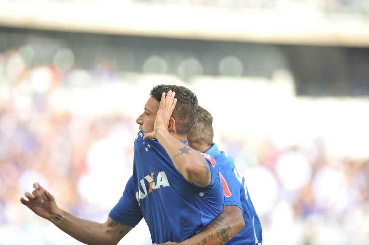 Imagens do primeiro tempo: Cruzeiro abriu o placar com um minuto de jogo, gol de Thiago Neves