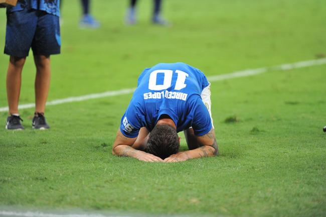 Ao lado dos filhos, Rafinha e Nicholas, Rafael Sobis foi aos prantos no Mineiro em sua despedida do futebol com a camisa do Cruzeiro. Depois de trocar a camisa com o histrico craque celeste Dirceu Lopes, ele saudou os torcedores e teve o nome gritado pelo estdio lotado. Noite foi de muita emoo para o agora ex-atacante, de 36 anos.