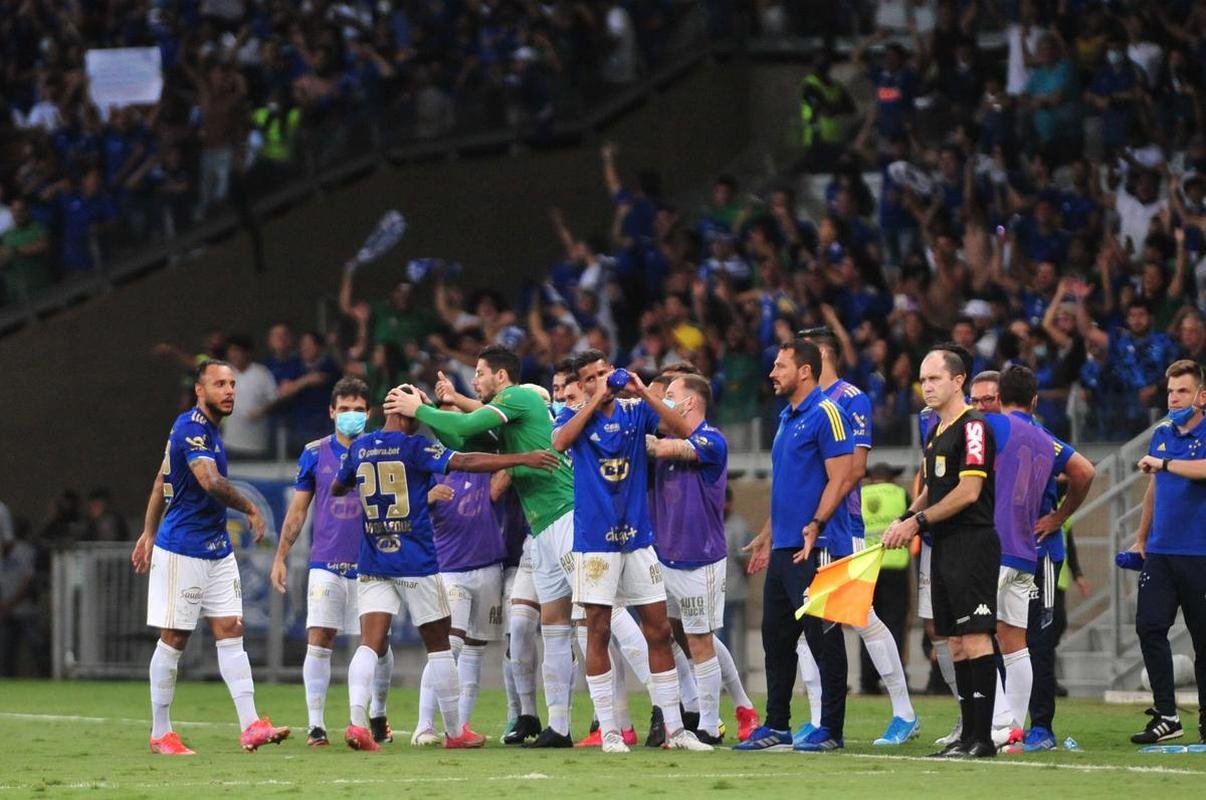 Fotos da partida entre Cruzeiro e Brusque, no Mineiro, em BH, pela 35 rodada da Srie B do Brasileiro