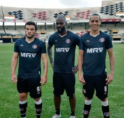 No início de 2017, o Santa Cruz encerrou o contrato com a Penalty e desenvolveu sua marca própria de material esportivo: a Cobra Coral. Com três padrões e fabricação a cargo da cearense Bomache