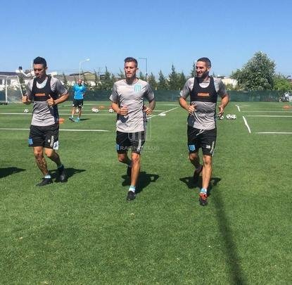 Gonzalo Piovi (centro) - zagueiro se transferiu do Argentinos Juniors para o Racing