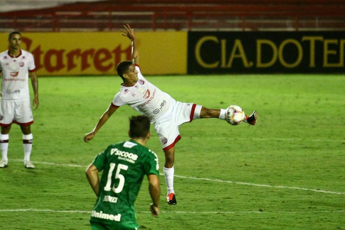 Nutico abriu o placar na segunda etapa com Kieza e quando a partida se encaminhava para mais uma vitria Timbu em seus domnios, a Chapecoense empatou aos 48 minutos do segundo tempo