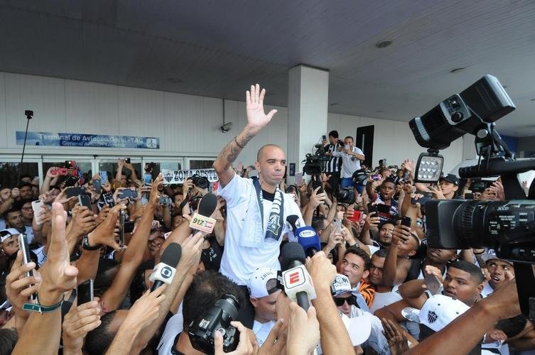 22 - De volta: Os atritos com Sette Cmara foram superados, e o Atltico anunciou, em fevereiro de 2020, a volta do dolo. Tardelli foi recebido por uma multido de atleticanos no Aeroporto de Confis, cena parecida com a registrada em 2013, quando retornou pela primeira vez.