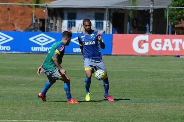 Com Rafael Sobis, Ramn bila e Edimar em campo, reservas do Cruzeiro treinaram com bola na manh desta segunda-feira, na Toca da Raposa II. Titulares realizaram atividade regenerativa (Euler Junior/EM D.A Press)