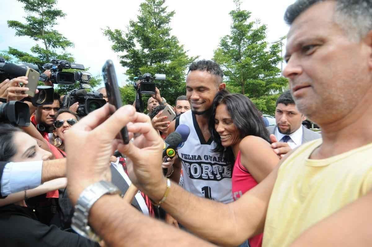 Vestido com camiseta da Galoucura Zona Norte, goleiro esteve nesta quinta-feira no Frum de Santa Luzia, na Regio Metropolitana de Belo Horizonte, para apresentar as garantias de sua liberdade