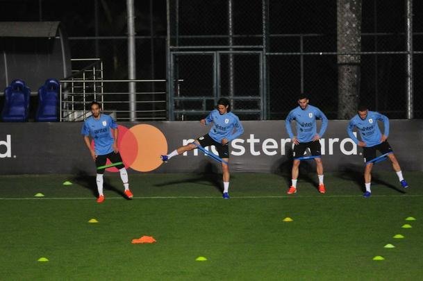 Imagens do primeiro treino da Seleo Uruguaia no Sesc Venda Nova, em Belo Horizonte