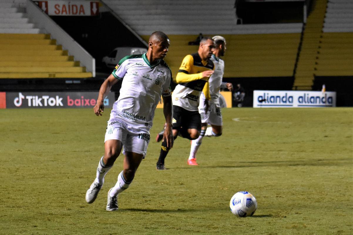 Cricima e Amrica duelaram pela terceira fase da Copa do Brasil no Estdio Heriberto Hlse, em Santa Catarina