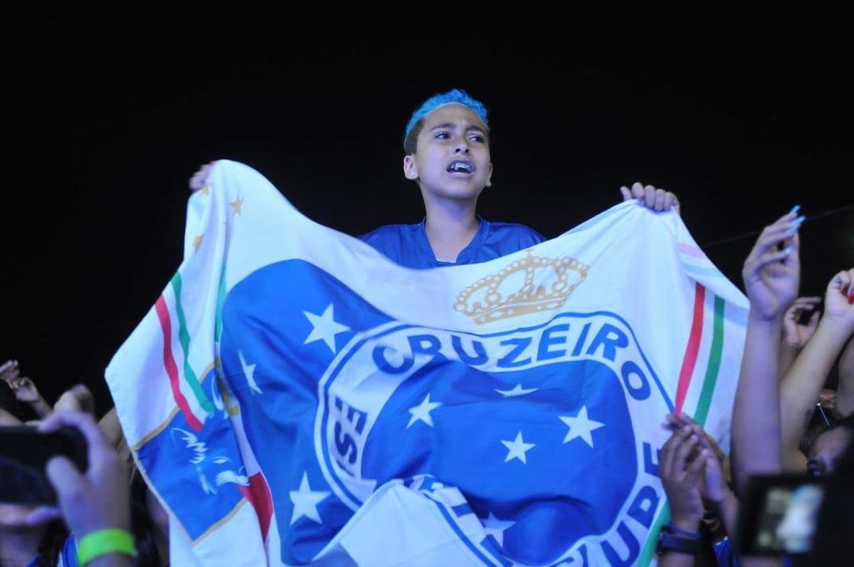 Torcedores do Cruzeiro cantam eufricos durante a Caravana em Conselheiro Lafaiete, com a visita de Ronaldo
