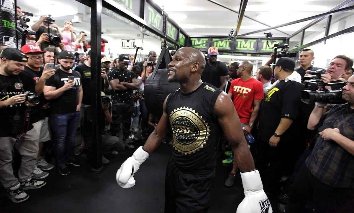 Em preparao para superluta contra Conor McGregor, em 26 de agosto, Floyd Mayweather recebe imprensa em treino aberto em Las Vegas 