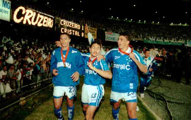 Marcelo Ramos (esquerda) voltou ao Cruzeiro em 1997 com investimento parcial feito pelo laboratrio EMS; na foto, a festa do ttulo da Libertadores no Mineiro