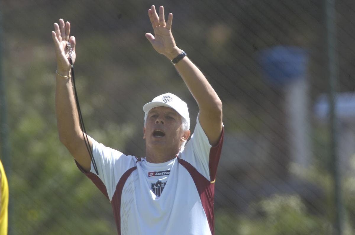 Emerson Leo - Emerson Leo teve duas passagens pelo Atltico neste sculo (2007 e 2009). No primeiro ano, chegou como salvao e ajudou o time a escapar do rebaixamento no Campeonato Brasileiro, com uma sequncia de dez jogos sem derrotas na reta final da Srie A. Ele no chegou a um acordo para renovao e saiu do clube. Leo voltou em 2009, mas a passagem no deixou saudades. Ele foi demitido depois de sofrer goleadas para o Cruzeiro (5 a 0), na deciso do Mineiro, e para o Vitria (3 a 0), pela Copa do Brasil. No sculo, Leo dirigiu o Atltico em 47 jogos, com 25 vitrias, dez empates e 12 derrotas.