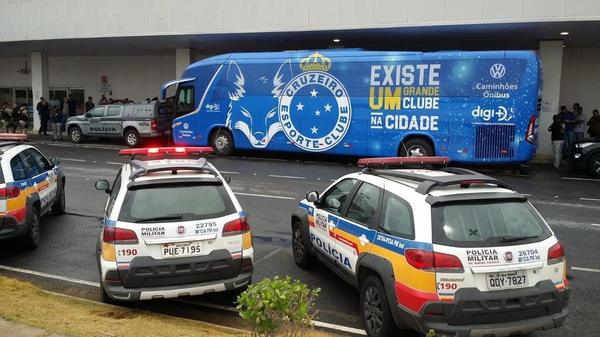 No desembarque do Cruzeiro em Confins, aps o jogo contra o Cear, tcnico Rogrio Ceni foi ovacionado por torcedores presentes no aeroporto. J o meia Thiago Neves, apontado como piv do atrito com o tcnico, foi criticado. Assim como treinador, goleiro Fbio foi ovacionado pelos cruzeirenses na chegada.