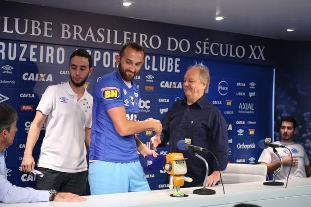 Atacante Barcos, o 'Pirata', vestiu a camisa 28 do Cruzeiro e falou sobre desejo de conquistar muitos ttulos