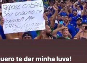 Durante transmissão do jogo com o Brusque, foi exibido um cartaz com a seguinte frase: 'Rafael Cabral, sou goleiro de várzea. Me presenteia com sua luva'