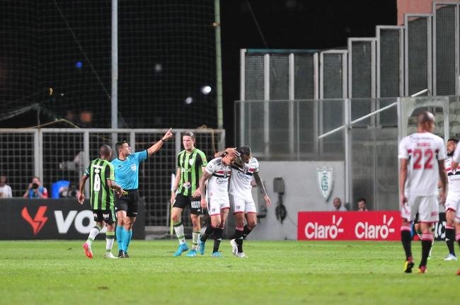 Fotos da partida entre Amrica e So Paulo, nesta quinta-feira (18), no Independncia, em Belo Horizonte, pelas quartas de final da Copa do Brasil.
