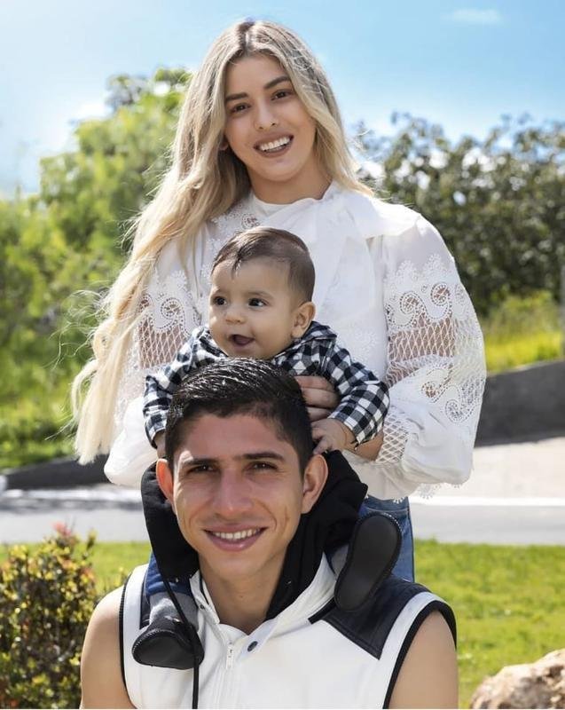 Savarino, atacante do Atltico, com esposa e filho