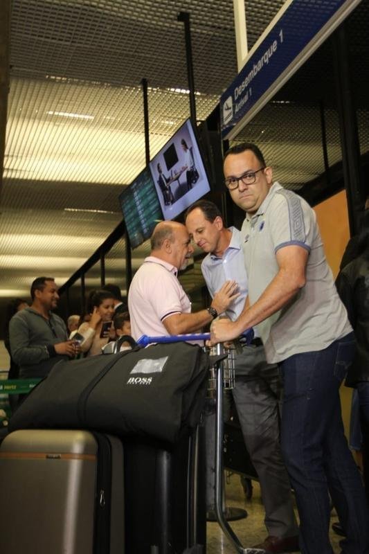 Novo treinador do Cruzeiro, Rogrio Ceni desembarcou em Confins na manh desta tera-feira e recebeu apoio de torcedores 