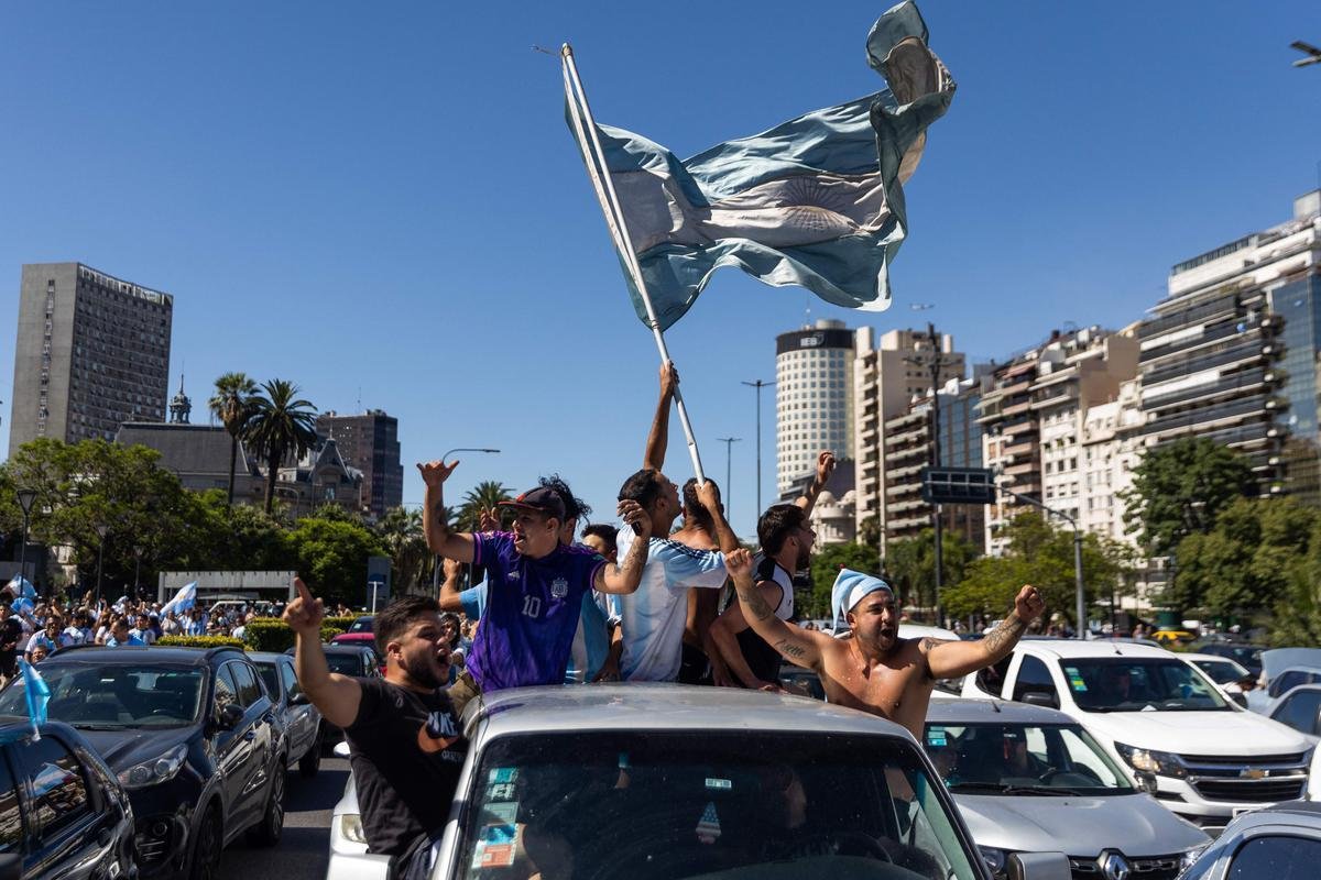 Multido festeja, no Centro de Buenos Aires, o tri mundial da Argentina conquistado na Copa do Catar