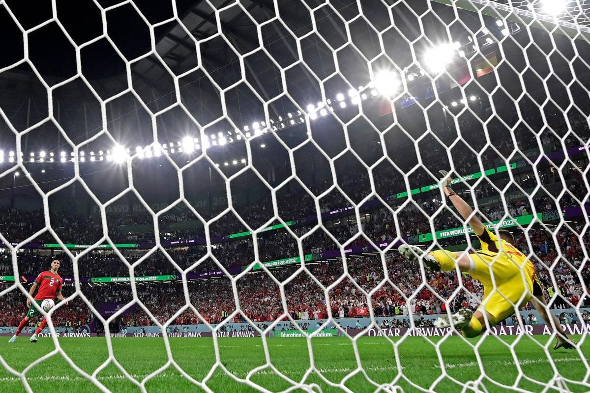 Goleiro Unai Simn caiu para o canto direito, e Hakimi cavou no meio do gol para levar Marrocos s quartas