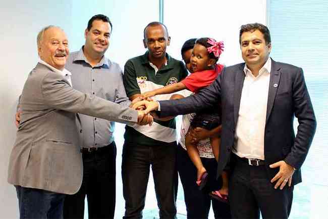 Presidente Wagner Pires de S e Itair Machado se reuniram com pai de Estevo, Ivo Gonalves 