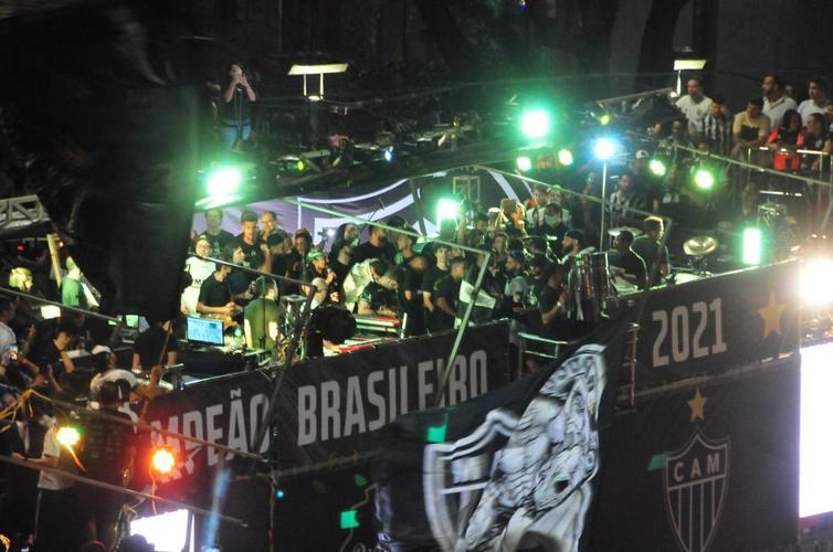 Chegada do time do Atlético à Praça Sete, no Centro de BH, onde fez carnaval com a torcida ao som do cantor baiano Bell Marques