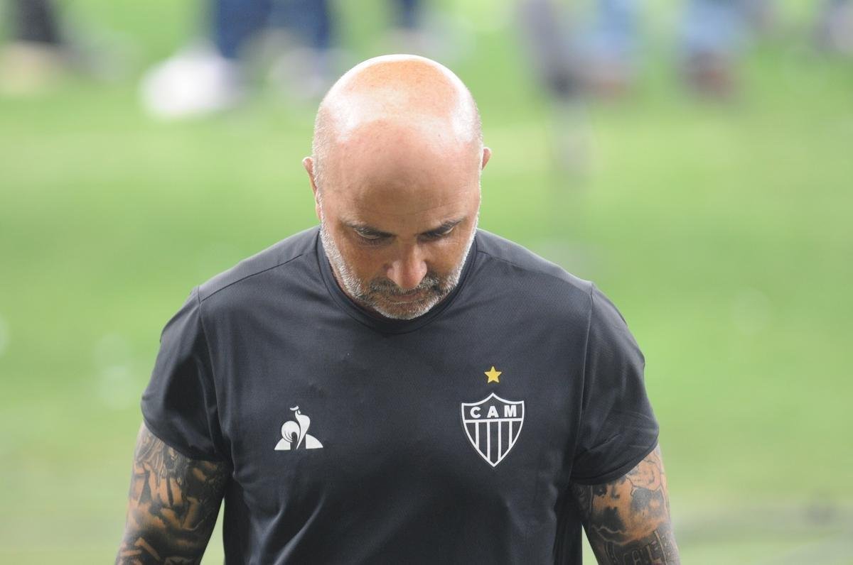 Atltico ergue a taa de campeo mineiro de 2020; na comemorao, tcnico Jorge Sampaoli  carregado pelos jogadores no Mineiro