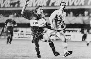 Pela terceira rodada da fase de grupos da Copa Libertadores de 1994, o Cruzeiro venceu o Boca Juniors, em plena Bombonera, por 2 a 1. Paulo Roberto, em belo gol de falta, e Roberto Gacho marcaram os gols do triunfo em Buenos Aires. O goleiro Dida teve tima performance no jogo. O time mineiro, treinado por nio Andrade, tambm contava com Ronaldo no ataque. 