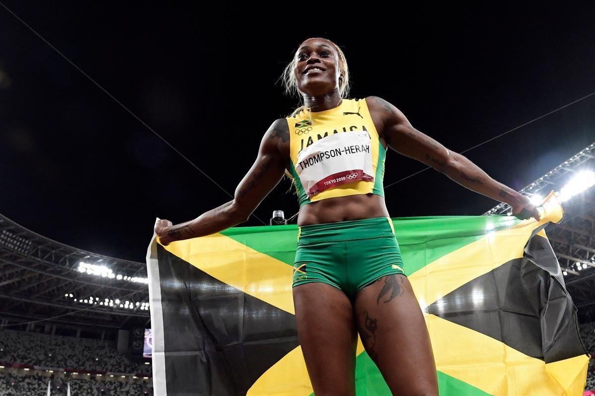 Fotos espetaculares da vitria da jamaicana Elaine Thompson-Herah nos 100m rasos dos Jogos Olmpicos de Tquio com o tempo de 10s61. A velocista quebrou o recorde olmpico e comandou o pdio jamaicano ao lado de Ann Fraser-Pryce, prata, e Shericka Jackson, bronze.