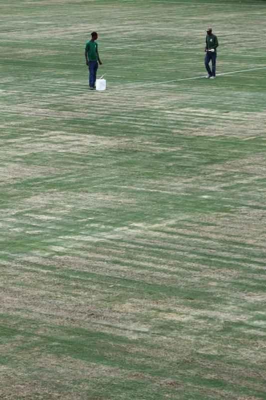 O elenco do Amrica se reapresentou para a temporada 2015 na tarde desta segunda-feira, no CT Lanna Drumond. Depois de reunio com integrantes do conselho de administrao, os jogadores foram para um campo secundrio, onde realizaram o primeiro trabalho com bola. O gramado principal passa por reformas.