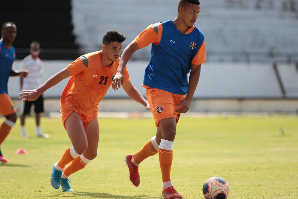 Jogadores do Santa Cruz treinaram no estádio do Arruda, já apresentando trabalhos com bola no gramado, sob a supervisão do técnico Itamar Schülle. Todos os atletas e os membros da comissão técnica seguem submetidos às medidas de afastamento social.