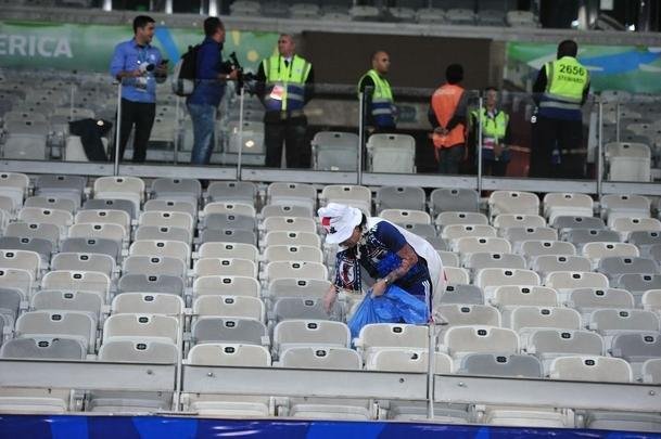Depois do empate entre Japo e Equador, por 1 a 1, pela Copa Amrica, um torcedor japons deu um bom exemplo aos brasileiros. Com pacincia, ele recolheu lixo em vrios pontos do setor em que se encontrava no Mineiro. Na Copa de 2014, no Brasil, os nipnicos j haviam mostrado civilidade ao mundo ao limpar arquibancadas e vestirios dos estdios.